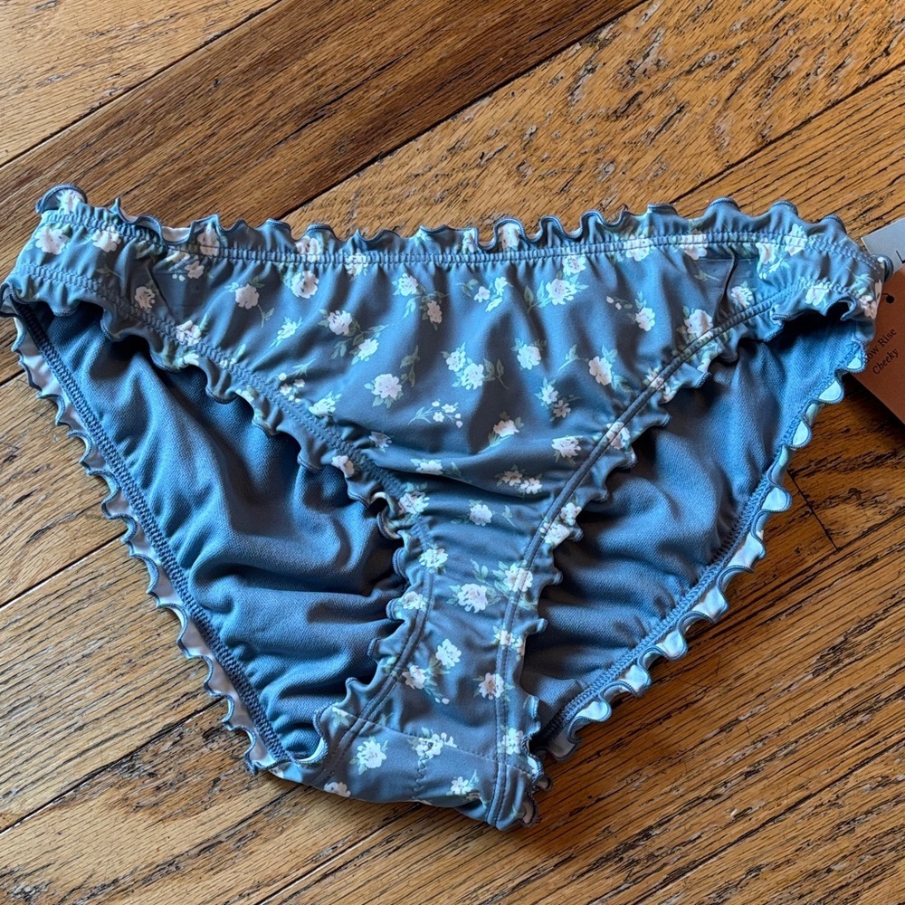 Shade & Shore Womens
Multi Floral Ruffle Cheeky Bikini
Bottom new 🆕